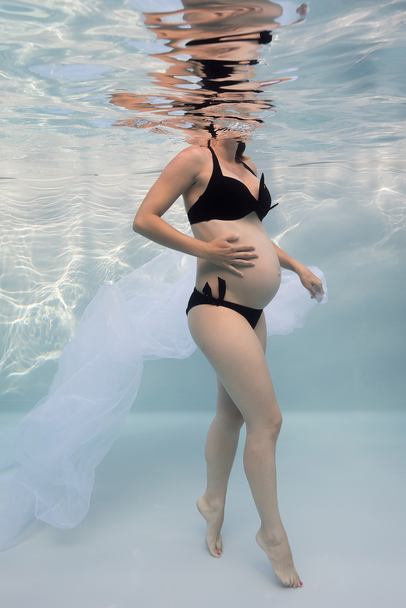 Future maman dans l’eau