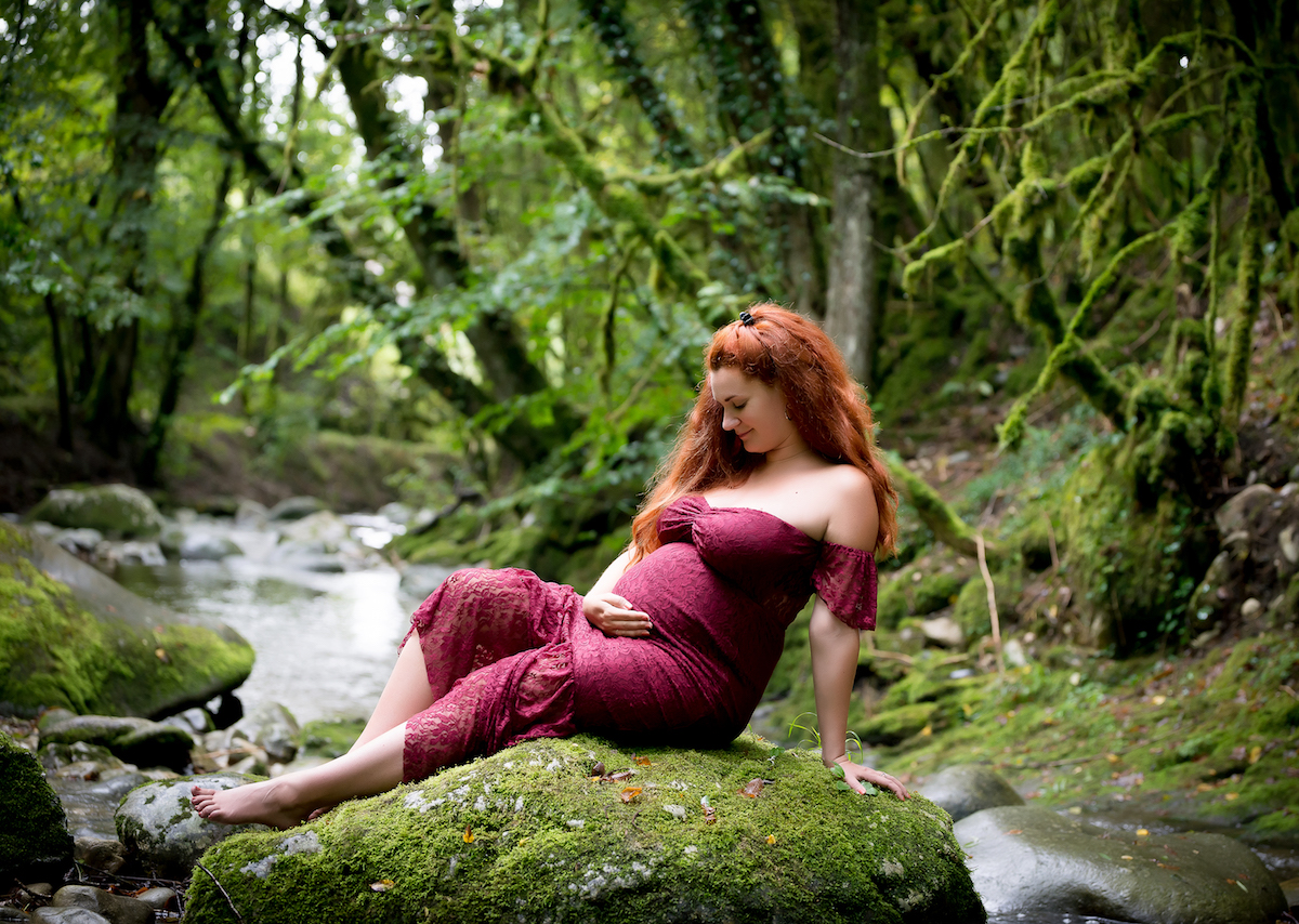 Femme enceinte dans un ruisseau