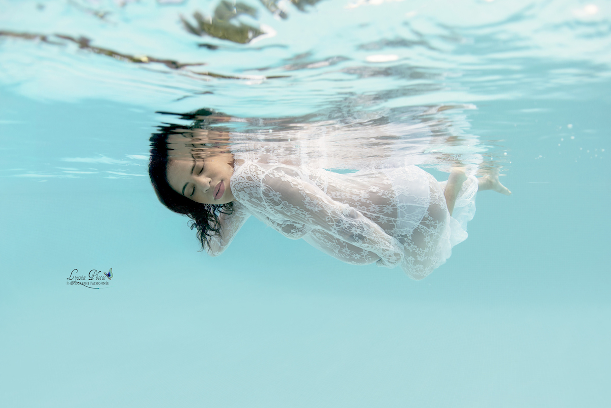 Femme en robe sous l’eau