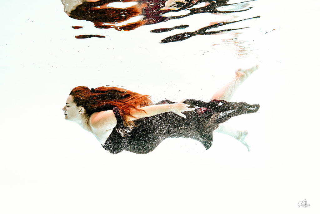 Femme nageant sous l’eau